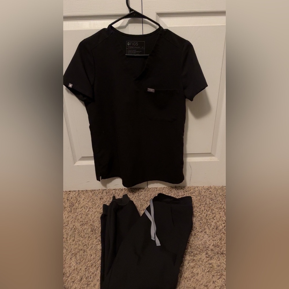 Women’s XS Figs scrub set in black
